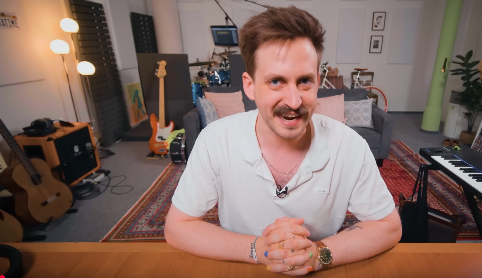 Zu sehen ist Marti Fischer mit lackieren Nägeln